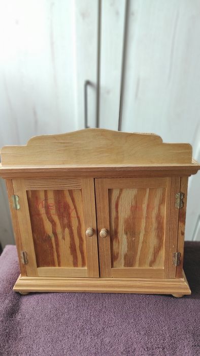 Szafa drewniana w wersji mini do decoupage.