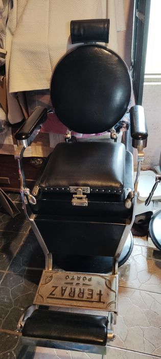 Cadeiras de barbeiro Ferraz Porto em bom estado