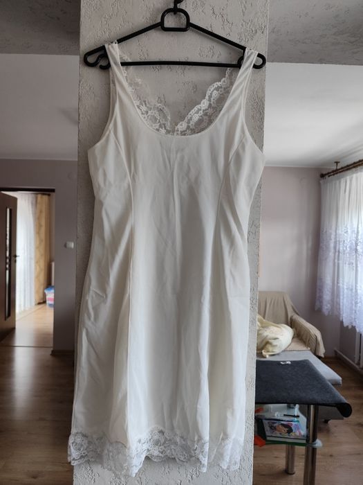 Halka z koronką do kolan na nieregulowane ramiączka rozm 44D. Triumph.