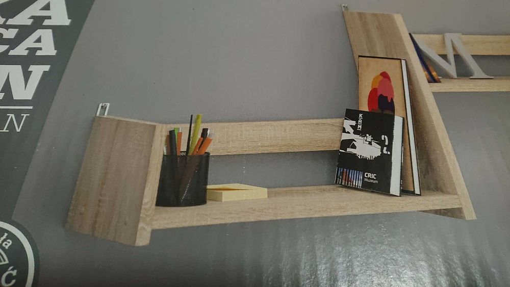 Półka wisząca na książki itp