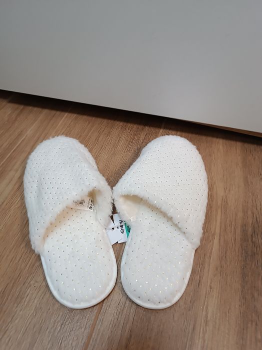 Kapcie białe w złote groszki Sinsay