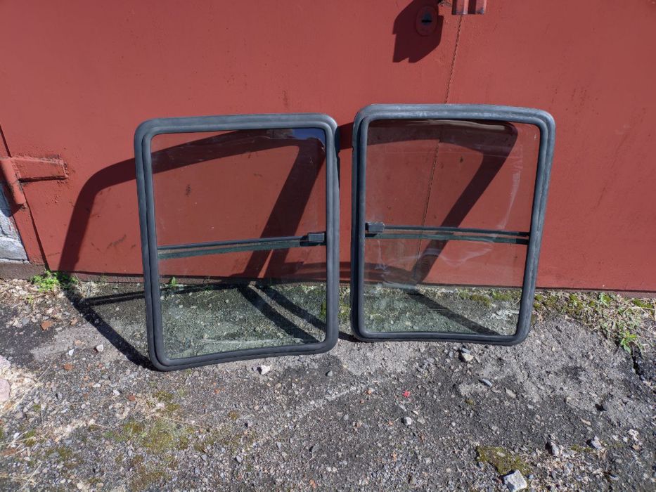 Переднє праве бокове скло розсувних дверей Fiat Doblo 2008