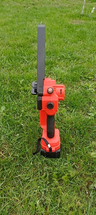 Лівша/правша Акумуляторна пила 21в працює на подовжувачі.