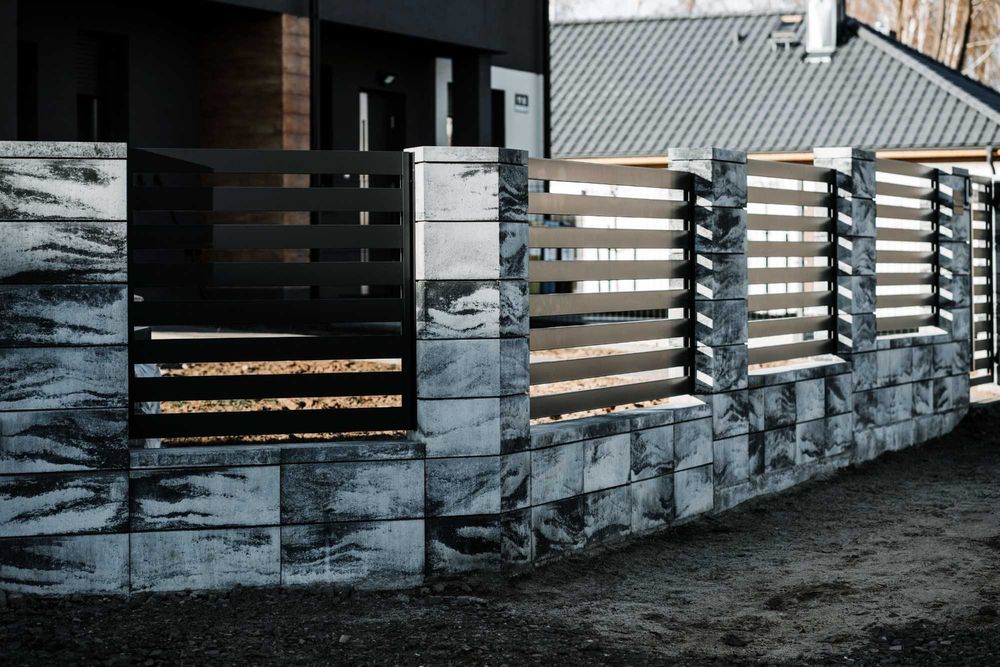 Ogrodzenie Frontowe, Palisada pozioma, Przęsła palisadowe + Joniec