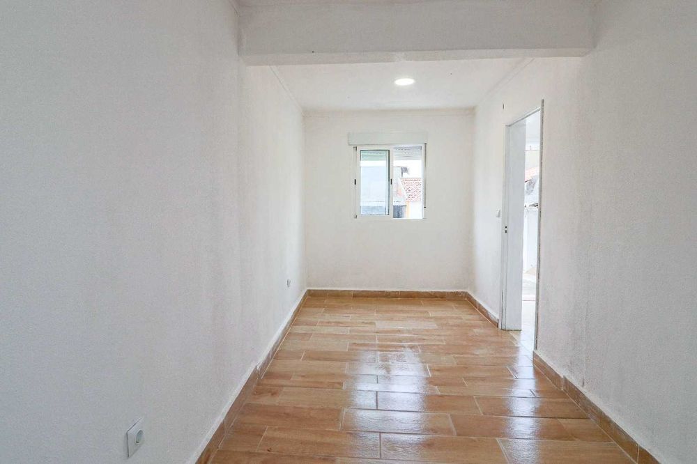 Moradia T1 Totalmente Remodelada + 2 Anexos + Terreno