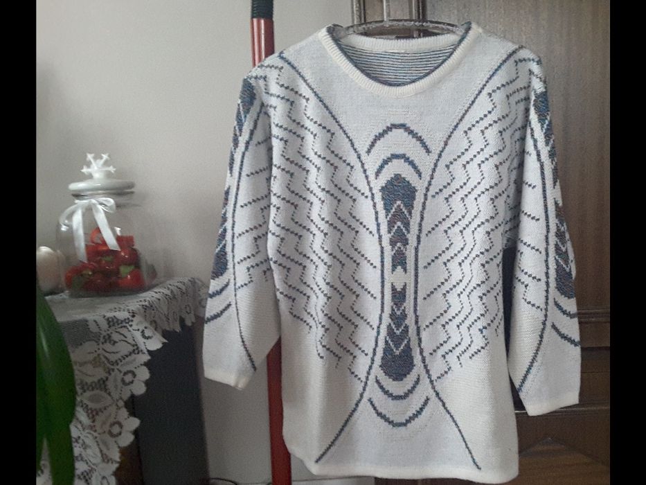 Elegancki biały sweter damski we wzory, rozmiar M L