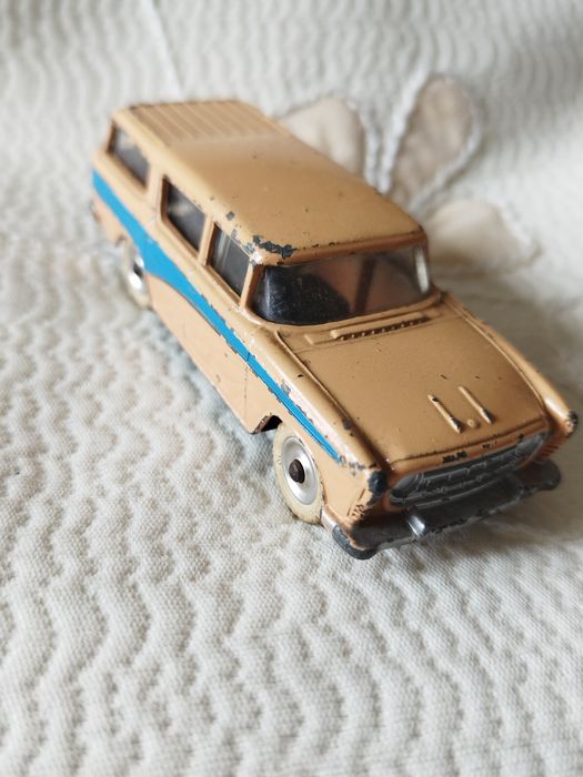 Dinky Toys Nash Rambler (referência 173) fabricado pela Meccano Ltd em Inglaterra.