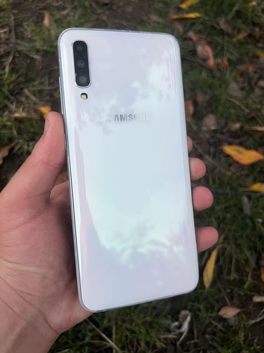 Samsung A70 128gb є малозамітні тріщини