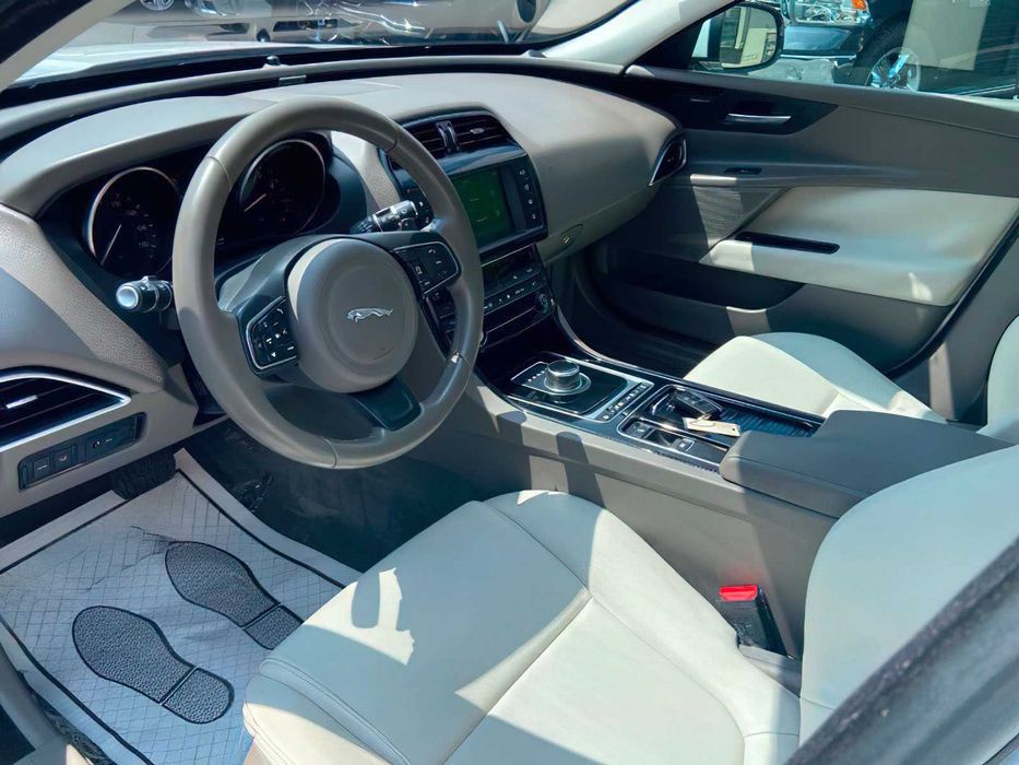 Jaguar XE 25t Premium      2018