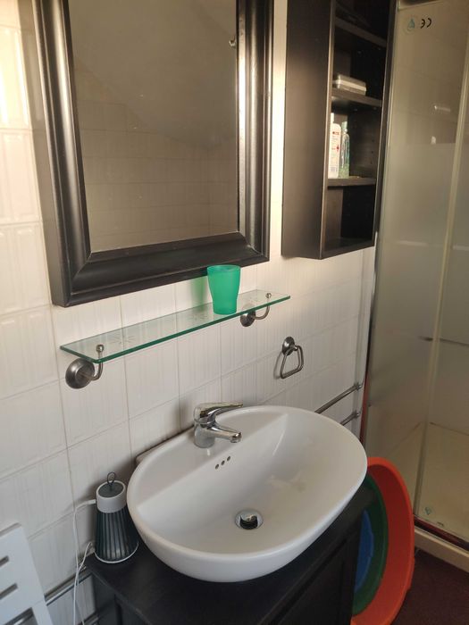 Aluga-se quarto para estudante