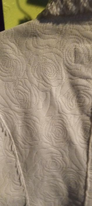 Kożuszek biały bezrękawnik.