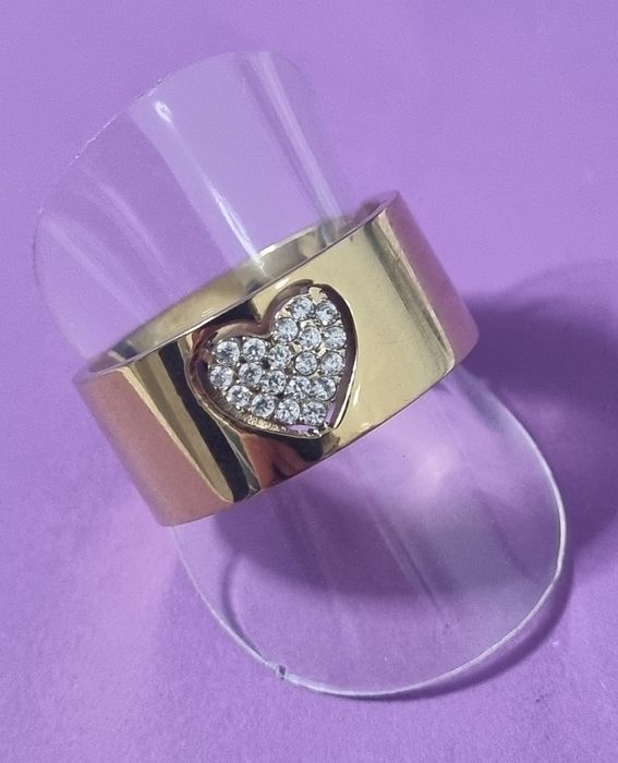 Anel dourado, em aço, com coração cheio de zirconias. T19