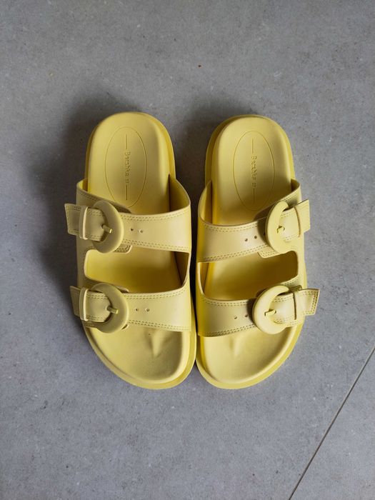 Sandálias amarelas novas