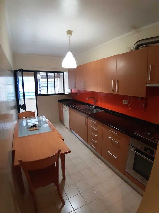 T2 com garagem e cozinha equipada em Celas