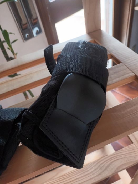 Patins em linha, joelheiras, cotoveleiras e pulsos
