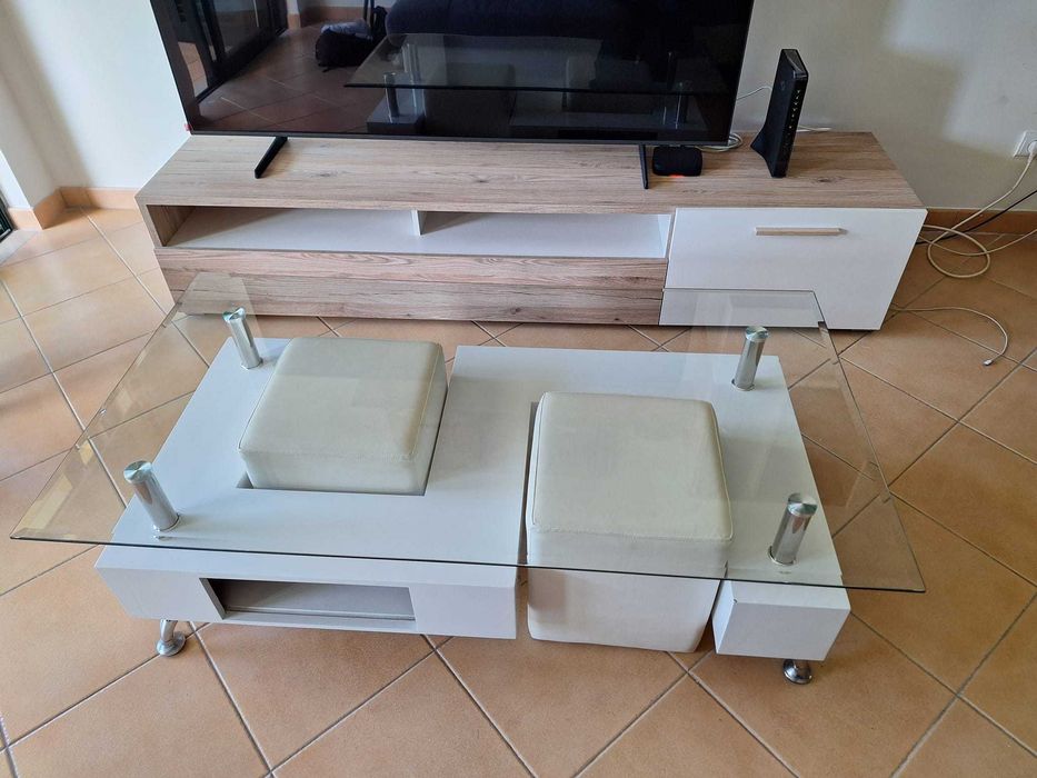 Mesa de Sala com Tampo de Vidro e 2 Bancos Incluídos