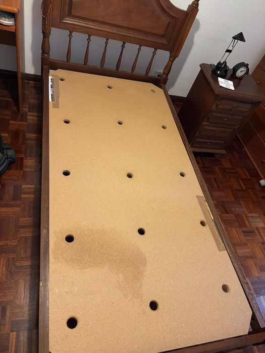 Cama de solteiro em madeira maciça