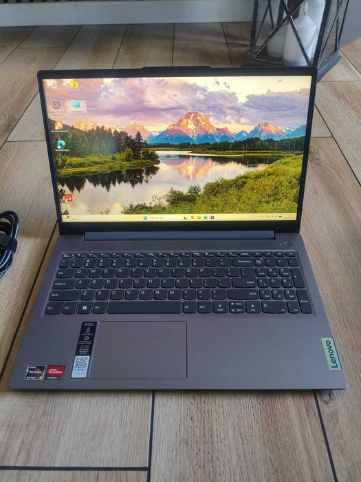 Laptop Lenovo Ryzen 3- 7320U/8GB/512GB/W11H