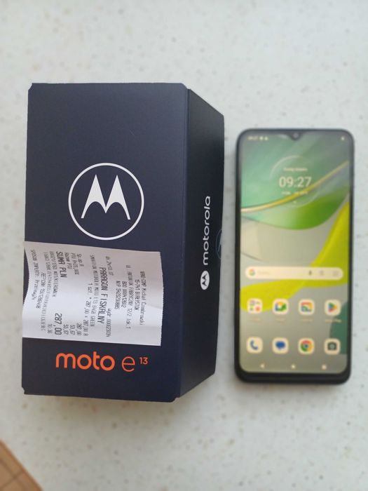 Motorola Moto E13 + etui - jak nowy