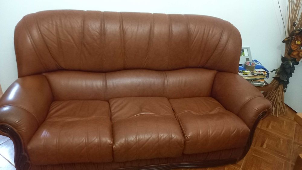Conjunto sofá-cama e individual em couro. Em bom estado.