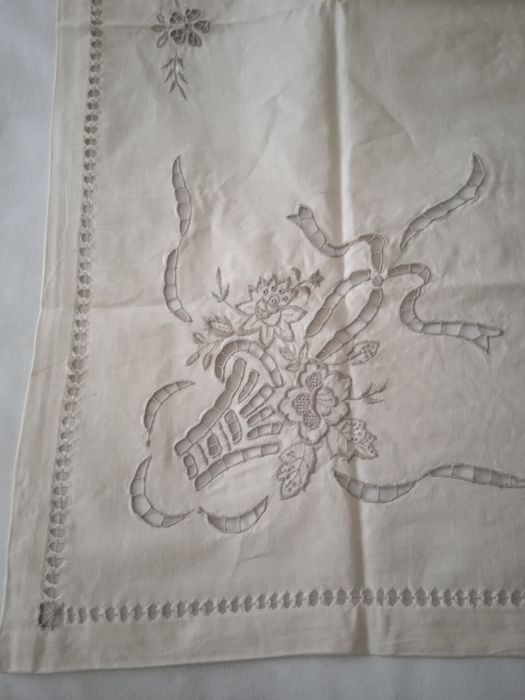 Toalha de chá em linho e dois panos novos em arte aplicada.