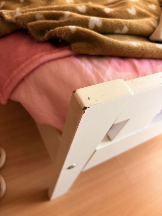 Cama Kriter Ikea com estrado e colchao e barra de seguranca