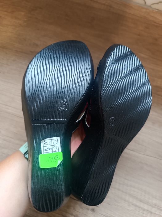 Skórzane klapki na koturnie 40 nowe