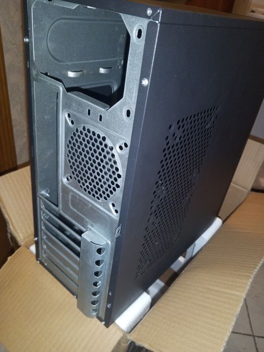 Корпус комп'ютера microATX.