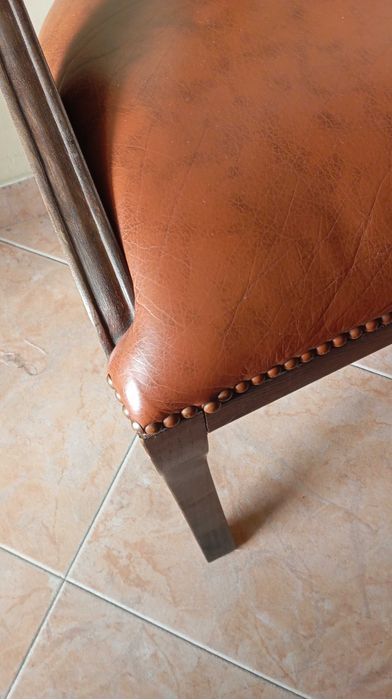 Cadeira em pele sintética