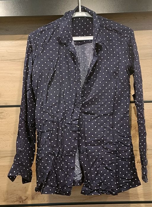 Zapinana koszula w groszki