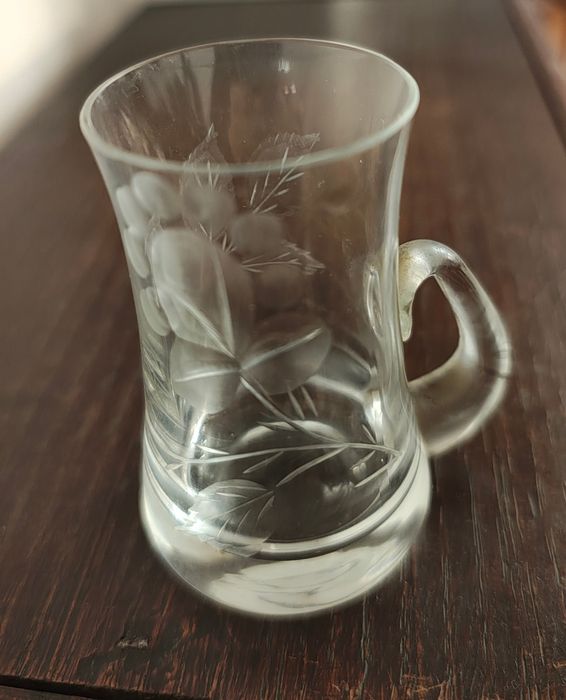 Mały szklany flakonik wazonik