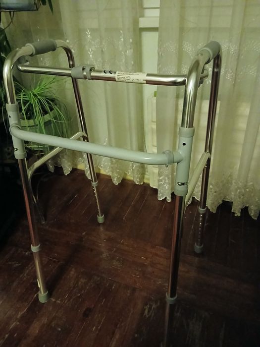 Ходунки для взрослых, регулируемые.
