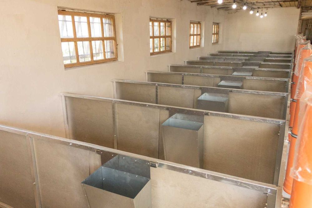 Продаж ферми з підсобними приміщеннями