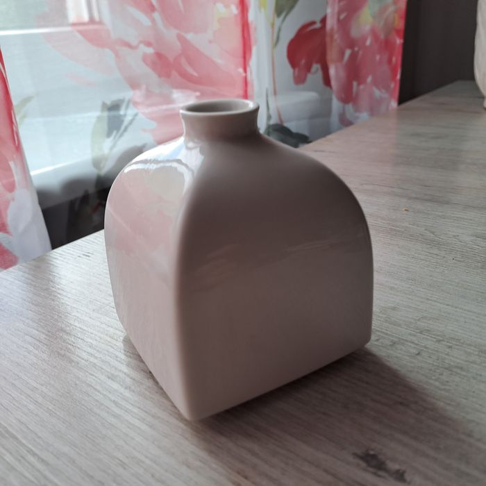 Biały porcelanowy wazonik KPM  Royal,rzadkie znalezisko.