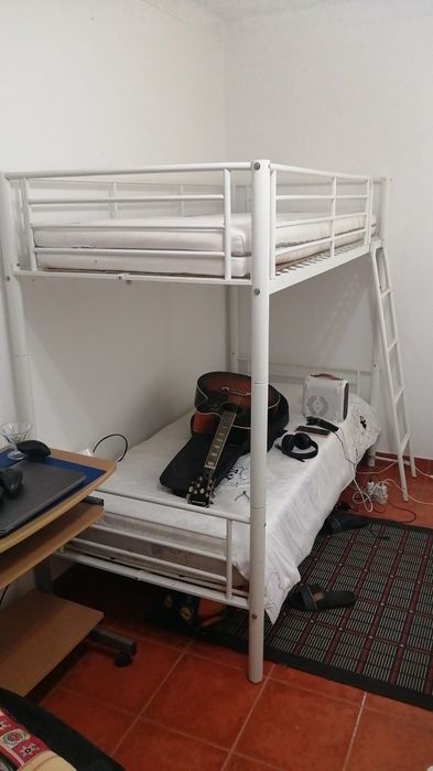 BELICHE com 2 camas para colchão 90x200cm. Óptimo estado. Vendo também os 2 colchões, por +90€