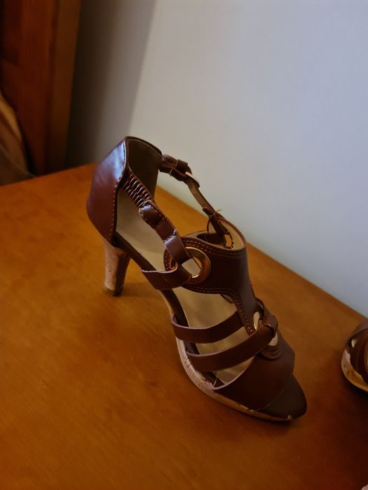 Sapatos castanhos salto alto
