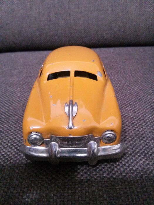 stary metalowy zabytkowy samochód