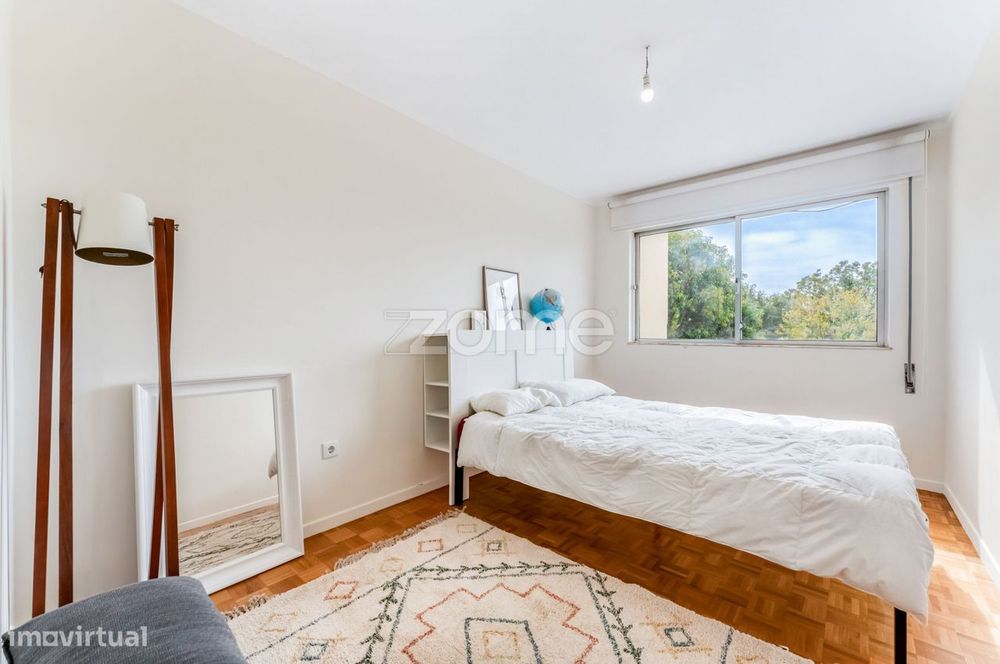Apartamento T3 em Aldoar, na Praça da Pedra Verde.