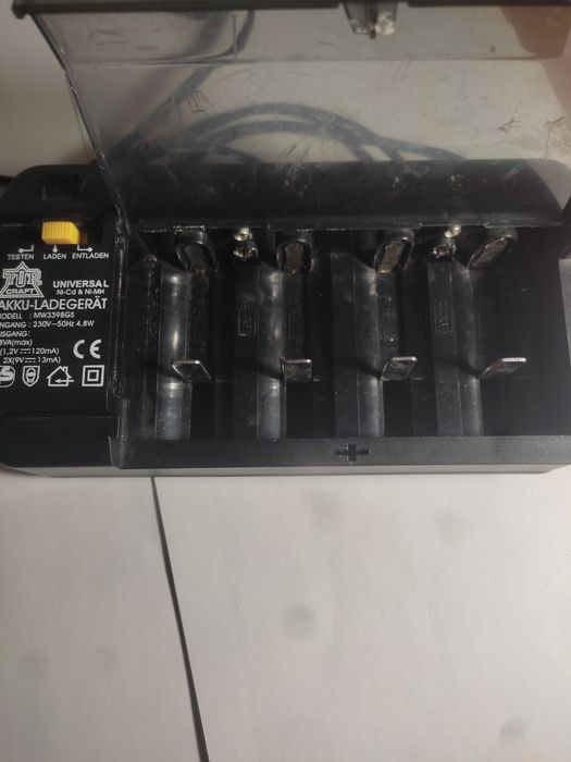 Универсальное зарядное устройство Ni-Cd Ni-MH акамуляторных батарей