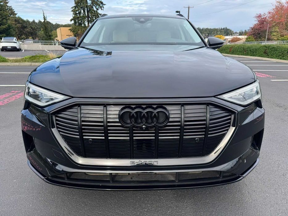 Audi e-tron Premium      2021
