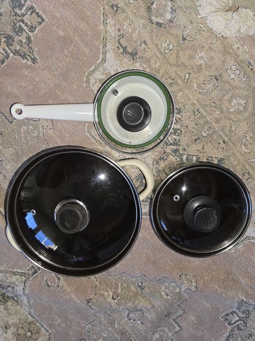 3 garnki jasne krem z pokrywkami  emaliowane