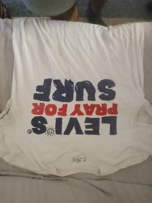 T-shirt Levis pouco uso bege claro