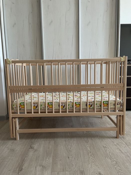 Продам кроватку с маятником и матрас
