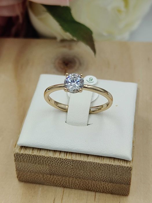 Pierścionek zaręczynowy pozłacany 18k złotem klasyczny rozmiar 9