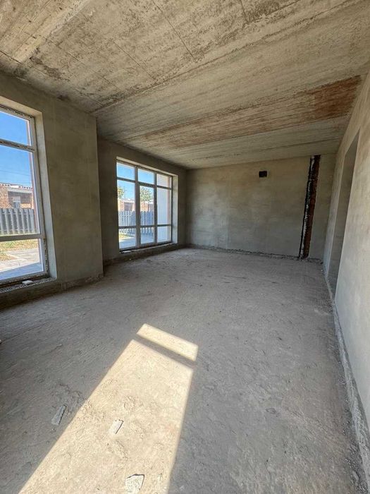 Продається Дуплекс готовий до ремонту з гаражем та бічною ділянкою