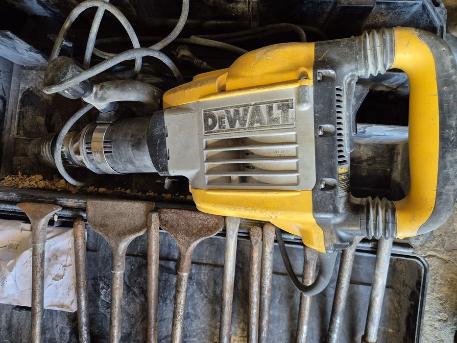 Młot wyburzeniowy DEWALT D25902