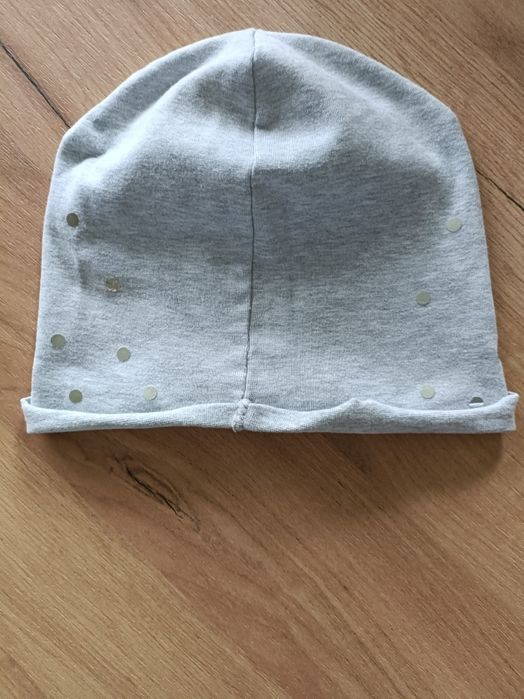 Szara czapka w kropki