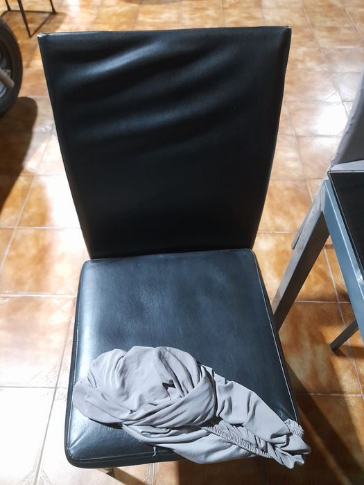 Venda de    Mesa de cozinha e 4 cadeiras