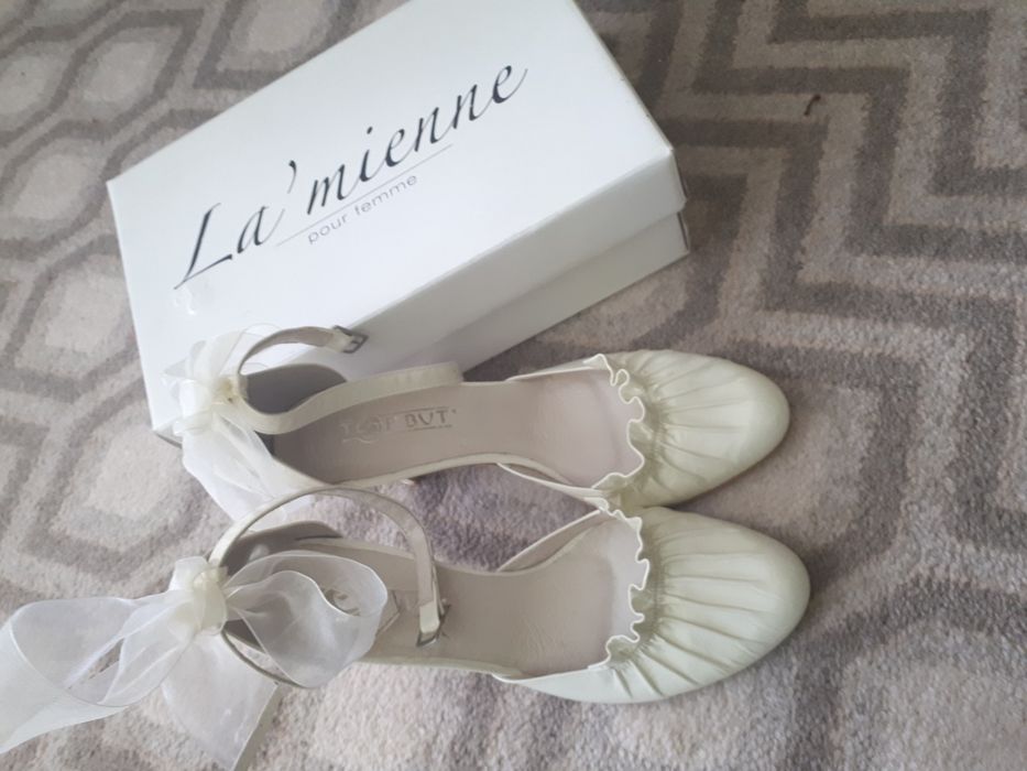 Nowe ślubne buty ze skóry na obcasie roz 40