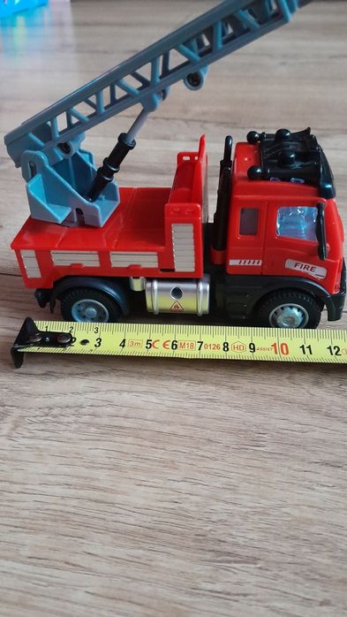 Wóz strażacki z wysuwana drabiną.